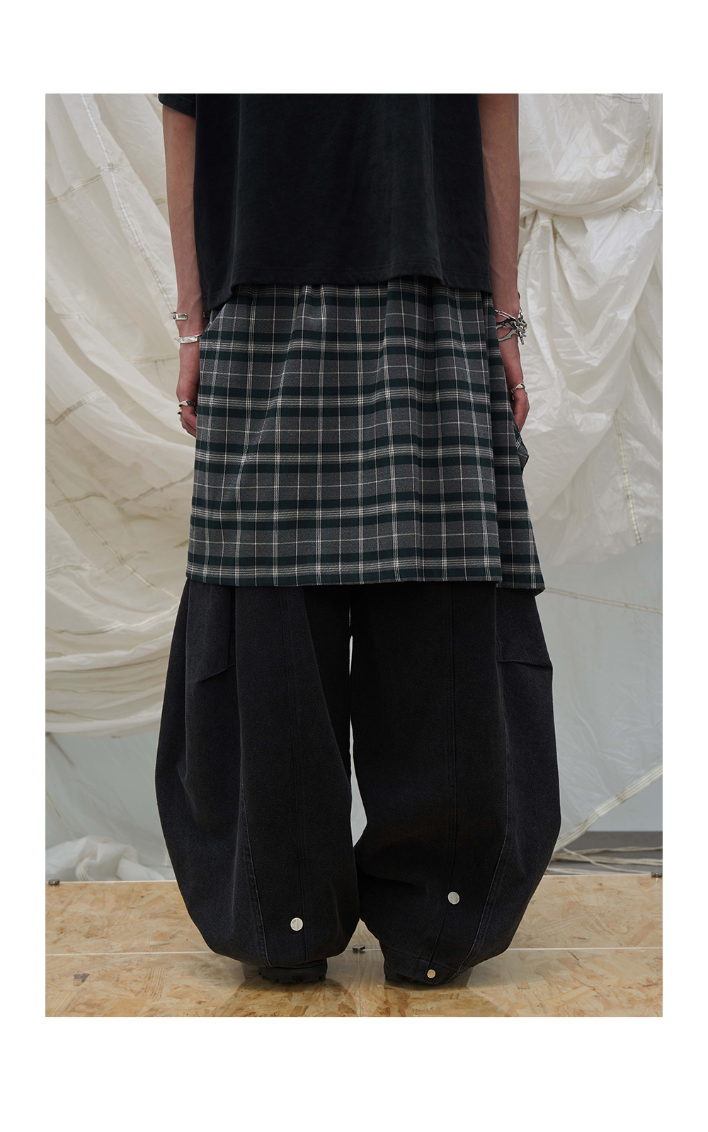 RELABEL Detachable Checkered Flap Distressed Wide-Leg Jeans