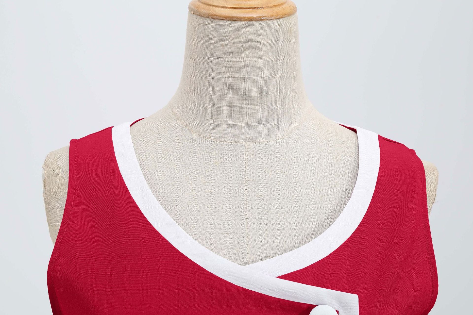 Elegant Sleeveless Dress: Retro A-Line Shift Dress with Round Neckline