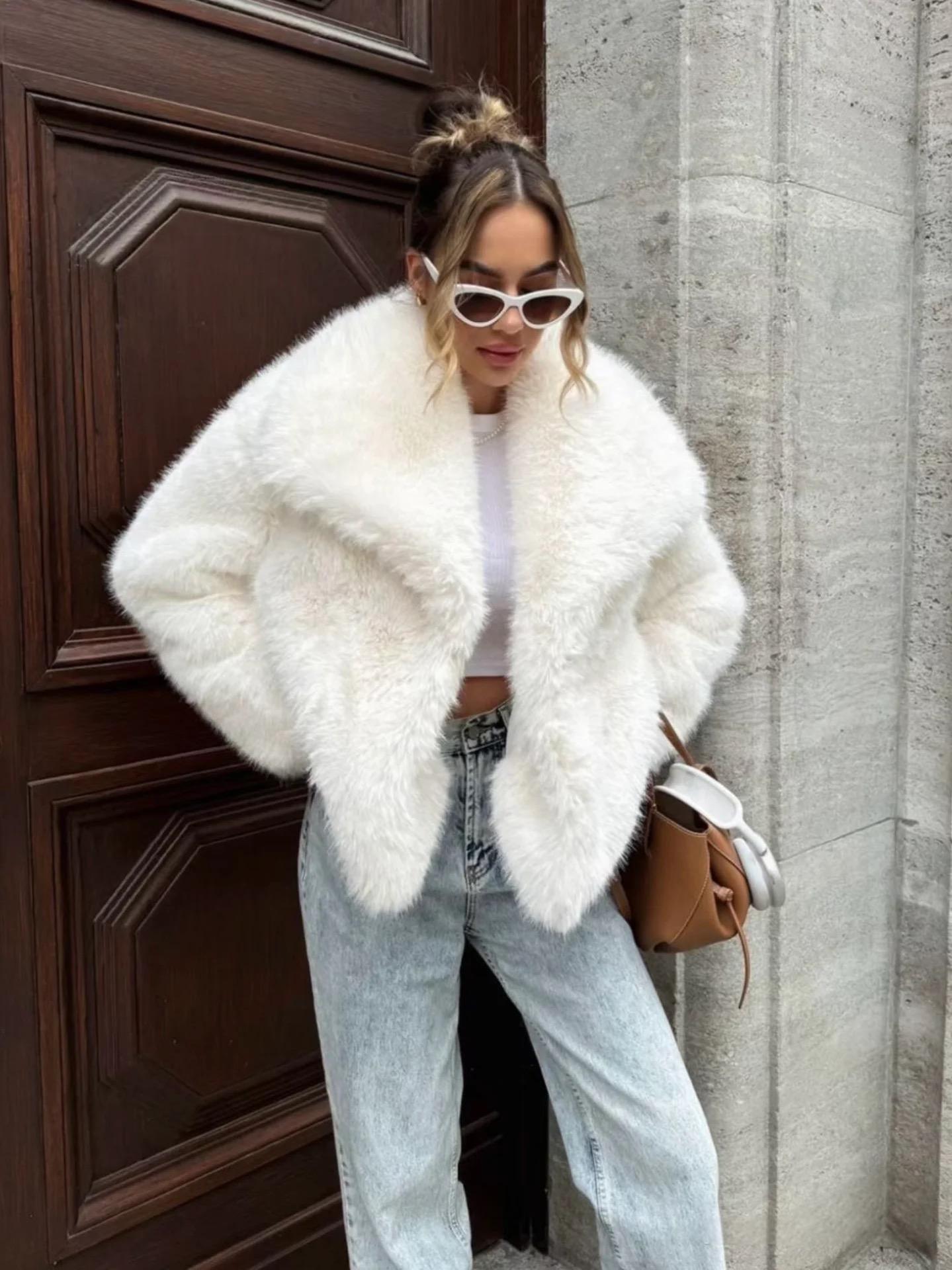 Women's Cropped Faux Fur Jacket - Short Winter Coat