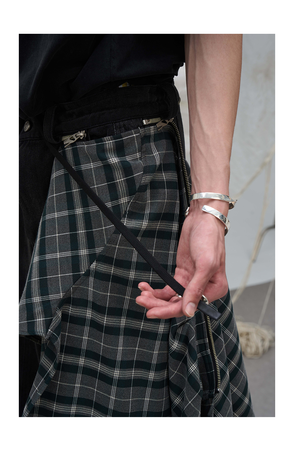 RELABEL Detachable Checkered Flap Distressed Wide-Leg Jeans