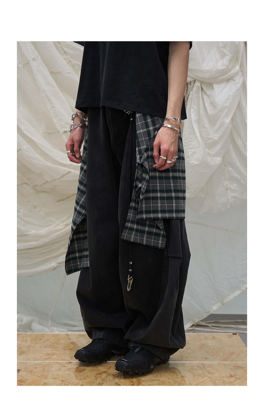 RELABEL Detachable Checkered Flap Distressed Wide-Leg Jeans